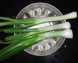 લીલી ડુંગળી નું સલાડ(Spring onion salad recipe in Gujarati) રેસીપી સ્ટેપ1ફોટો