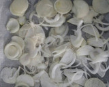 Foto del paso 1 de la receta: Dorada al horno con patatas panaderas y cebollas asadas🐟🐟
