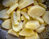 Foto del paso 1 de la receta Ensalada de langostinos al ajillo con patata y huevo duro
