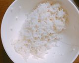 Hình bước làm 2 của món Onigiri Kimbap
