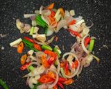 Foto langkah ke 4 dari resep Cumi Pedas Asam Manis #13.