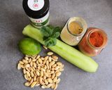 Une image de l'étape 1 de Salade de mâche et concombre d'inspiration thaï.