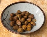 Hình bước làm 1 của món Gà hầm hạt dẻ Trùng Khánh