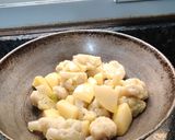 A picture of step 1 of Aloo phulkopir dalna.