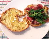 Foto del paso 2 de la receta: Cruasán con jamón serrano y queso de cabra