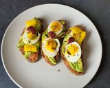 Une image de l'étape 2 de Tartines pan con tomate, avocado, mangue et œufs.