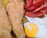 Foto del passaggio 2 della ricetta Cotolette di pollo con contorno di uovo fritto e pomodoro