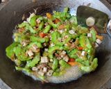 Foto langkah ke 2 dari resep Tumis Pare tempe.