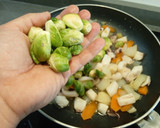 Foto del paso 4 de la receta: Arroz con sepia y coles de Bruselas