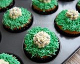 Foto langkah ke 9 dari resep Soccer Cupcakes.