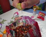 Foto del paso 4 de la receta: Botana tijuanense(chicharrones locos)