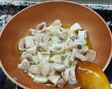 Foto del paso 1 de la receta: Arroz meloso con calamares, mero y guisantes