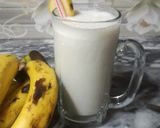 A picture of step 2 of Banana milkshake.