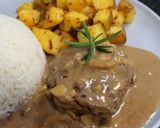 Foto del paso 5 de la receta: Lomo de Cerdo con Salsa de Champiñones, Arroz Verde y Ensalada Rusa