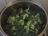 Brócoli a la sartén con lomo adobado