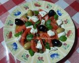 Une image de l'étape 5 de Salade estivale tomate, fromage, capres, olives, basilic et huile d'olive 🌱.