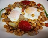 Foto del paso 3 de la receta: Huevos sobre garbanzos con cebolla pochada - plato único