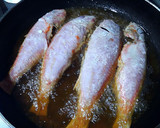 Foto del paso 2 de la receta: Salmonetes en escabeche de pimentón ahumado y tomates secos