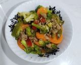 Foto langkah ke 3 dari resep Tumis brokoli wortel daging sapi.