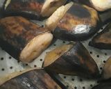 Foto langkah ke 2 dari resep Pisang keju kulit pangsit topping coklat.