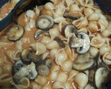 Foto del paso 4 de la receta: Pasta caracol con champiñones y queso parmesano
