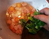 Foto langkah ke 5 dari resep Sop Sosis Bakso Rambutan.