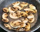 Foto del paso 2 de la receta: Medias lunas y crema de Trufa con Champiñones y Jamón ibérico