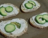 Foto del paso 1 de la receta: Tostadas de aguacate, jamón de pavo y quesos ingleses