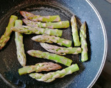 Foto del paso 7 de la receta: Contramuslos de pollo con espárragos
