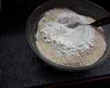 Foto del paso 2 de la receta: Pizza con harina integral (con tip)