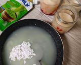 Foto langkah ke 5 dari resep Puding Strawberry Matcha Latte.