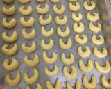 Foto langkah ke 4 dari resep Almond Crescent.