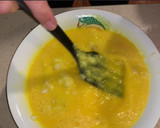Foto del paso 5 de la receta: Tortilla de bacalao, pasas y piñones
