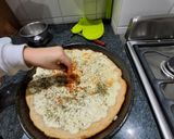 Foto del paso 10 de la receta: A la masa con los niños de la casa, pizza casera para hacer en familia