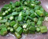 A picture of step 3 of Ladyfingers Peas Goan Curry.