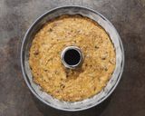 Foto del passaggio 8 della ricetta Bundt cake al Alambre Moscatel de Setúbal con torroncini pere e cioccolato