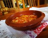 Foto del paso 5 de la receta: Oreja de cerdo con salsa de tomate con alcachofas