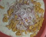 A picture of step 4 of Dahi aalu phulki.