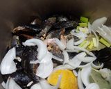 Foto del paso 2 de la receta: Mejillones al vapor/Músculs bullits amb ceba