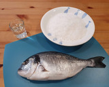 Foto del paso 1 de la receta: *Dorada a la sal* (Rápidas. Recetas contrareloj)