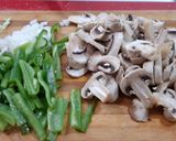 Foto del paso 2 de la receta: Salchichas de pollo con champiñones y pimientos verdes