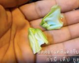 รูปขั้นตอนการทำที่ 2 ของ ผัดดอกแคสีแดงกับหมูสับ