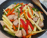 Foto del paso 3 de la receta: Salteado de calabacín, zanahorias, pimientos y solomillo de pavo