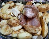 Une image de l'étape 1 de Poulet rôti au four à l'ail et aux pommes de terre 🍴.
