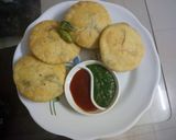 A picture of step 5 of Matar khasta kachori.