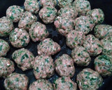Foto del paso 1 de la receta: Albóndigas de carne y espinacas en salsa de cebolla