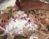 Foto del paso 4 de la receta: Cintas con salsa de cebollas coloradas, hongos y crema