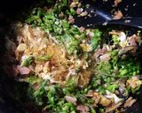 รูปขั้นตอนการทำที่ 4 ของ ดอกขจรผัดไข่เห็ดหอมสดและแฮม