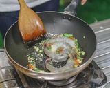 รูปขั้นตอนการทำที่ 7 ของ ข้าวผัด กะเพราคลุก กุ้ง กลิ่นหอมฟุ้ง รสชาติจัดจ้าน