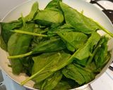 Foto del paso 2 de la receta: Espinacas salteadas con queso de cabra